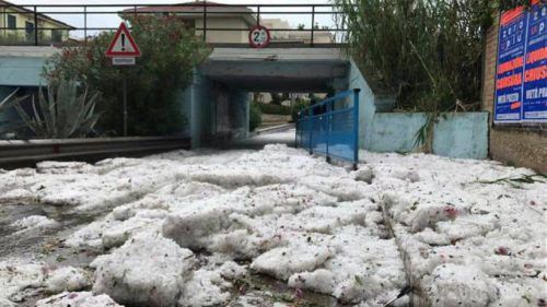 В Італії після 40-градусної спеки випав сніг по коліно (фото). Про такий літній колапс писали місцеві ЗМІ.
