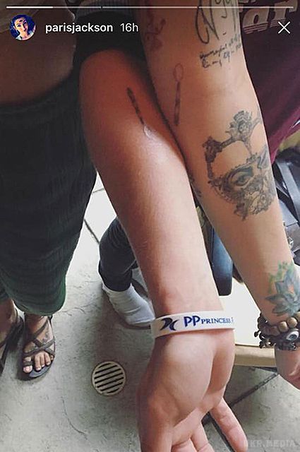 Періс Джексон і її хрещений батько Маколей Калкін зробили однакові татуювання. У дочки Майкла Джексона Періс дуже теплі стосунки з хрещеним батьком Маколеєм Калкіним. Це доводять усі нові знімки, які публікує сама 19-річна Періс Джексон на своїй сторінці в Instagram.