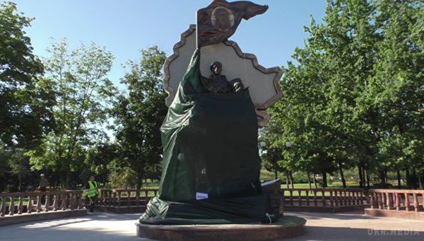 В окупованому Луганську підірвали пам'ятник бойовикам. Інцидент стався минулої ночі.