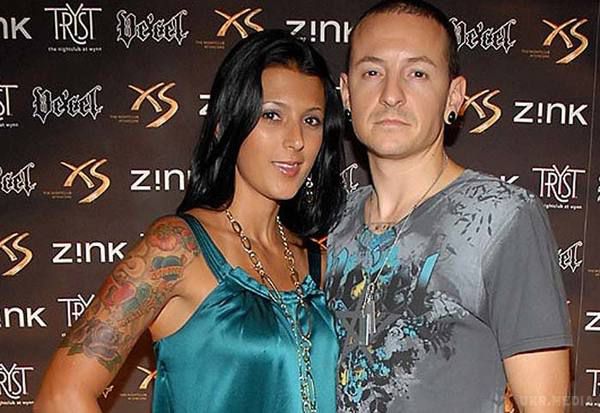 Вдова соліста Linkin Park Честера Беннингтона вперше відверто розповіла про самогубство чоловіка. Мільйони фанатів висловлюють їй свої співчуття.