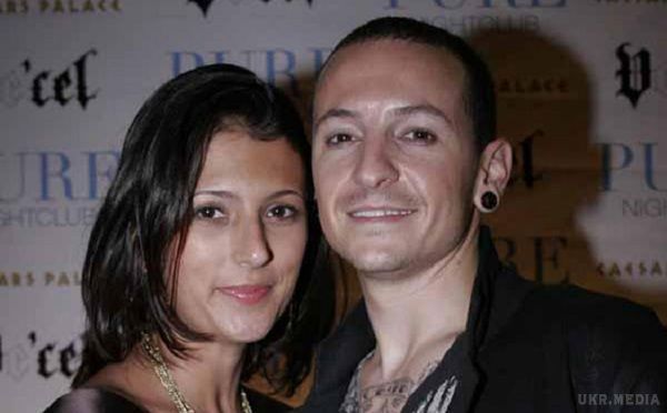 Вдова соліста Linkin Park Честера Беннингтона вперше відверто розповіла про самогубство чоловіка. Мільйони фанатів висловлюють їй свої співчуття.