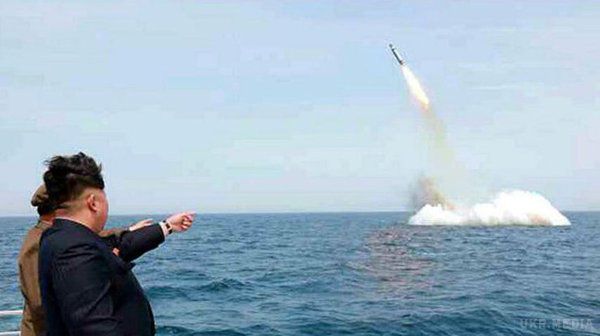 КНДР запустила ракету з підводного човна. Військові США виявили "надзвичайно підозрілі і безпрецедентні рівні" активності підводного човна КНДР і вважають, що Пхеньян міг провести холодний пуск ракети, повідомляє телеканал CNN.