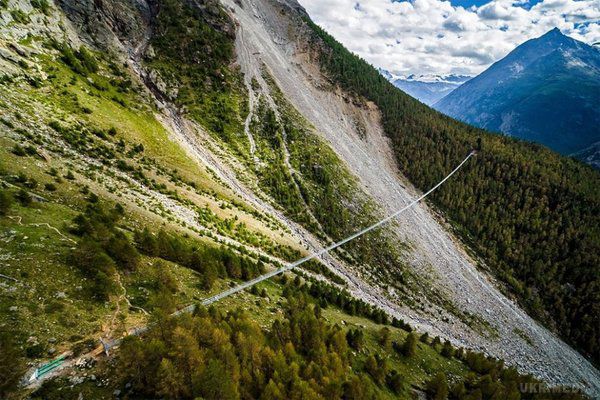 У Швейцаріі відкрили найдовший підвісний міст у світі. Униз краще не дивитися.