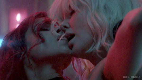 Розкрито деталі зйомки лесбійської сцени в 'Атомна блондинка'. У новому шпигунському трилері 'Атомна блондинка' (Atomic Blonde) є лесбійська сексуальна сцена між головною героїнею у виконанні Шарліз Терон і персонажем, зіграною Софією Бутелла.