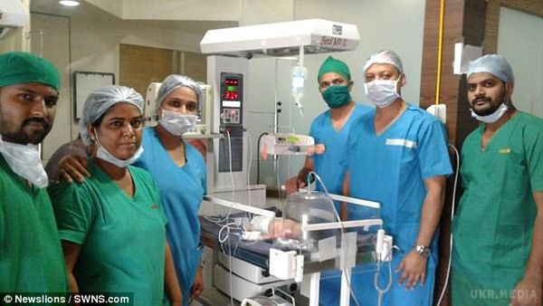 В Індії народилось немовля вагітне своїм братом-близнюком. В Індії на світ з'явився унікальний малюк – немовля було вагітне власним братом-близнюком.