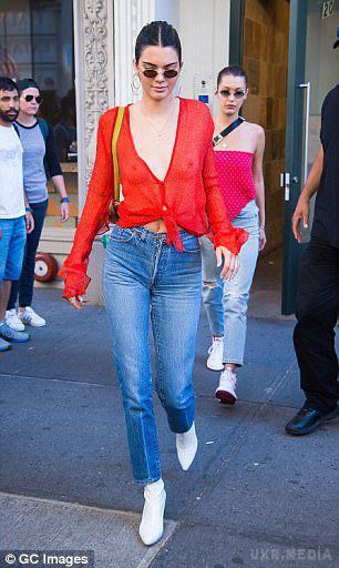 Кендалл Дженнер без бюстгальтера вирушила у магазин. Зірка вирушила у магазин Adidas разом з подругою моделлю Хейлі Болдуїн.