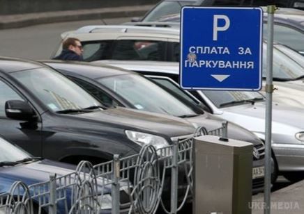 Скоро в Києві буде тільки безготівкова оплата паркування. У Києві вже наступного тижня перейдуть на безготівкову оплату за паркування.