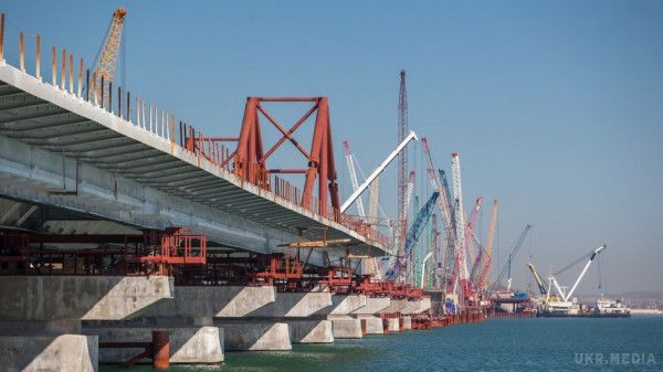 Частина Керченського мосту готова на 70%. Міністр заявив про те, що міст на Кримський півострів буде побудований в намічені терміни.