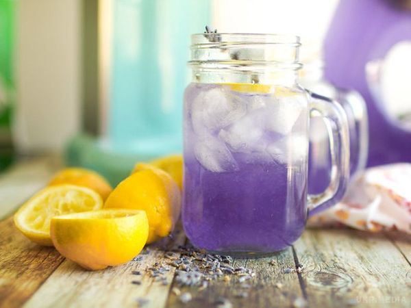 Спробуйте хоч один раз і він стане улюбленим напоєм вашого літа. Лимонад з лимоном і лавандою.