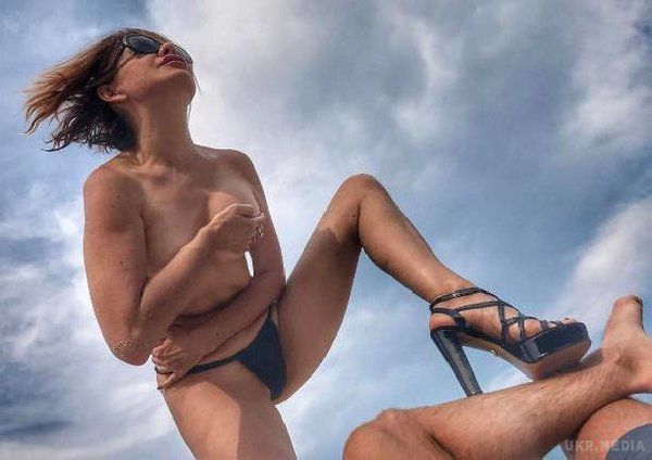 51-річна співачка Наталя Штурм шокувала пікантними  фото в Instagram. Зірка 90-х років опублікувала в Instagram серію відвертих фото, на яких позує в "непристойних" позах.