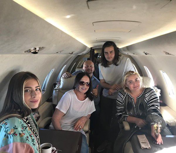 Софія Ротару на приватному літаку полетіла з онуками на відпочинок (фото). Софія Михайлівна показала світлину з салону літака.