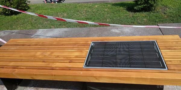 У Києві встановили лавки з сонячними панелями, від яких можна підзарядити гаджети. Лавки з сонячними панелями, в яких можна підзарядити свої гаджети.