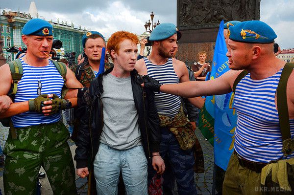 У Росії запропонували проводити гей-паради у День ВДВ. Сенатор Франц Клинцевич виступив не проти проведення гей-парадів у День ВДВ.