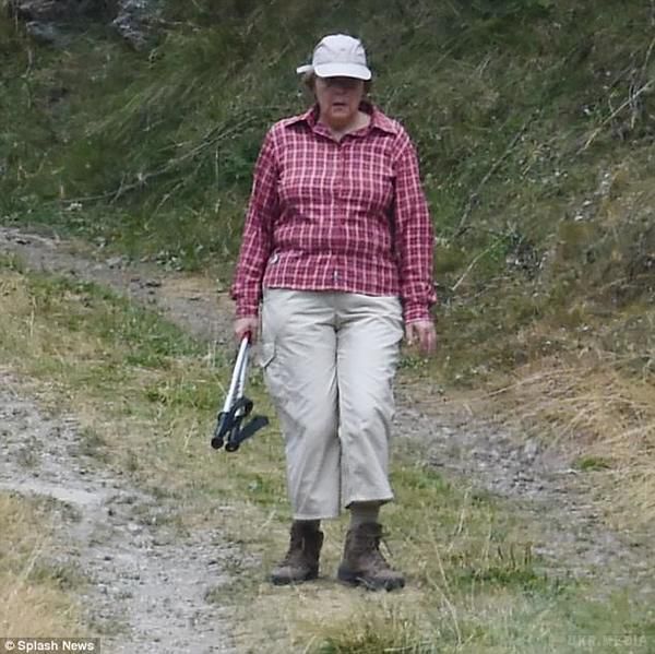 Меркель на відпочинку шокувала своїм одягом (фото). Канцлер Німеччини Ангела Меркель поїхала відпочивати з чоловіком Йоахімом Зауером. Проте навіть у відпустці політик перебуває під ретельним наглядом фотокамер
