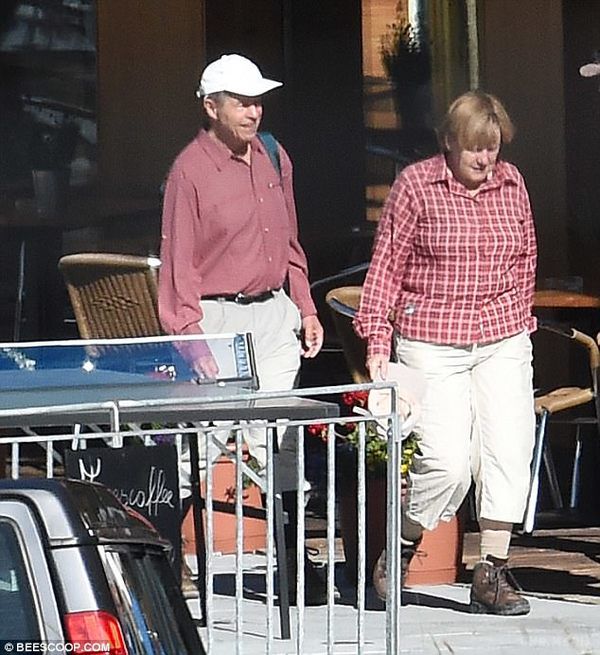 Меркель на відпочинку шокувала своїм одягом (фото). Канцлер Німеччини Ангела Меркель поїхала відпочивати з чоловіком Йоахімом Зауером. Проте навіть у відпустці політик перебуває під ретельним наглядом фотокамер
