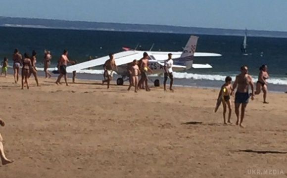 В Португалії під час екстреної посадки на пляжі літак вбив дитину та чоловіка. Дорослий чоловік та дівчинка загинули після того, як легкомоторний літак здійснив аварійну посадку на пляжі в Португалії.