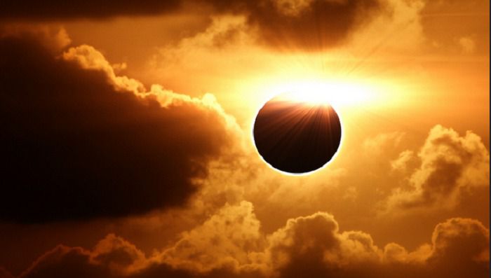 Сонячне затемнення в 2017 році буде найдовшим в історії. Сонячне затемнення відбудеться 21 серпня 2017 року і триватиме воно 1,5 години. Проте за таким неймовірним явищем зможуть спостерігати лише жителі США.