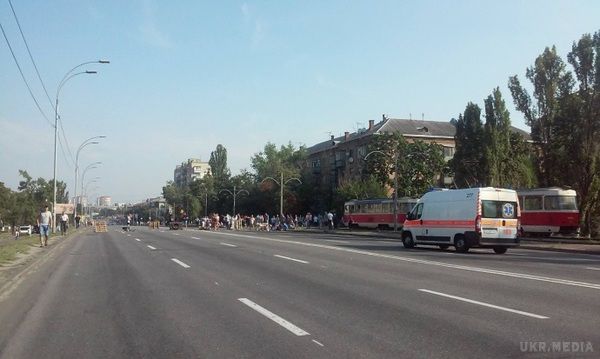 Кияни заблокували Харківське шосе. Через виключення світла і води жителі столиці перекрили проїзд транспорту.