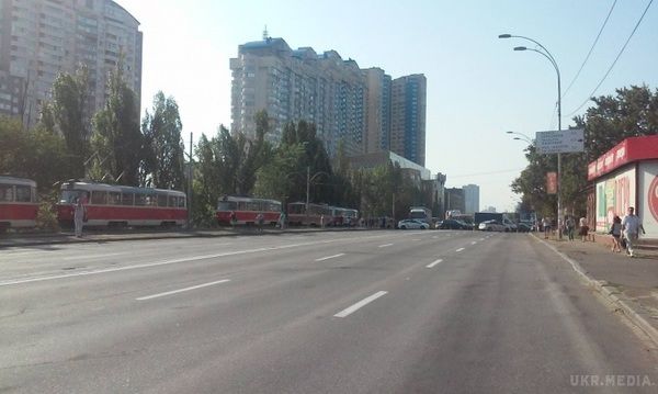 Кияни заблокували Харківське шосе. Через виключення світла і води жителі столиці перекрили проїзд транспорту.