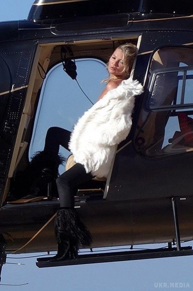 Кейт Мосс оголила груди під час фотозйомки на вертольоті. Всесвітньо відома британська модель Кейт Мосс нещодавно взяла участь у новій фотозйомці,