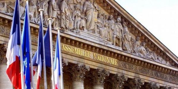 У Франції накладено заборону на "кумівство" в політиці. Французький парламент у четвер заборонив законодавцям і міністрам залучати членів їх родин як своїх помічників.