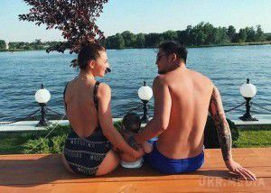 Чарівна красуня Анна Сєдокова показала свого коханого з сином (фото). Співачка й екс-учасниця групи ВІА «Гра» порадувала шанувальників ніжним сімейним фото, яке розмістила в своєму мікроблозі в Instagram.