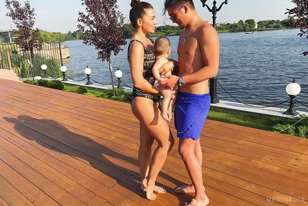 Чарівна красуня Анна Сєдокова показала свого коханого з сином (фото). Співачка й екс-учасниця групи ВІА «Гра» порадувала шанувальників ніжним сімейним фото, яке розмістила в своєму мікроблозі в Instagram.