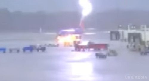 У Флориді блискавка вдарила в літак і людину(відео). Блискавка влучила в літак і стоїть поруч з ним співробітника міжнародного аеропорту Південно-Захід Флорида в Форт-Майерсі.