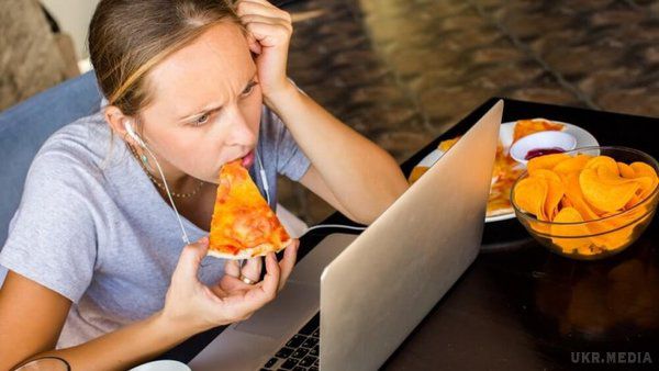 Цей фактор змушує жінок переїдати. Американські вчені стверджують, що стрес на робочому місці змушує жінку їсти більше, ніж зазвичай.