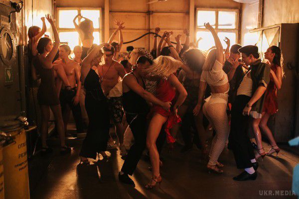 MONATIK показав, як народжувалися брудні танці в його новому кліпі(відео). Український артист MONATIK поділився бэкстейджем зі зйомок відеокліпу на сингл Vitamin D.