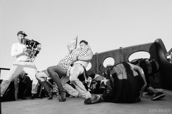 MONATIK показав, як народжувалися брудні танці в його новому кліпі(відео). Український артист MONATIK поділився бэкстейджем зі зйомок відеокліпу на сингл Vitamin D.