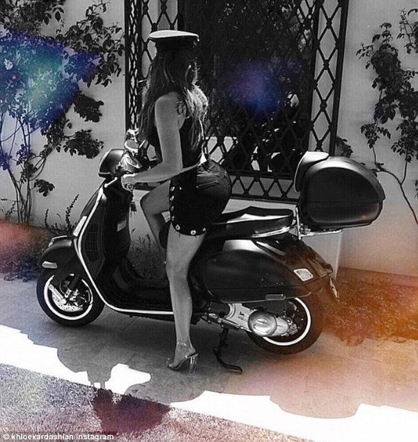 Хлої Кардаш'ян в ультракороткій спідниці осідлала мотоцикл. Зірка реаліті-шоу Хлої Кардаш'ян взяла участь у рекламній фотосесі.