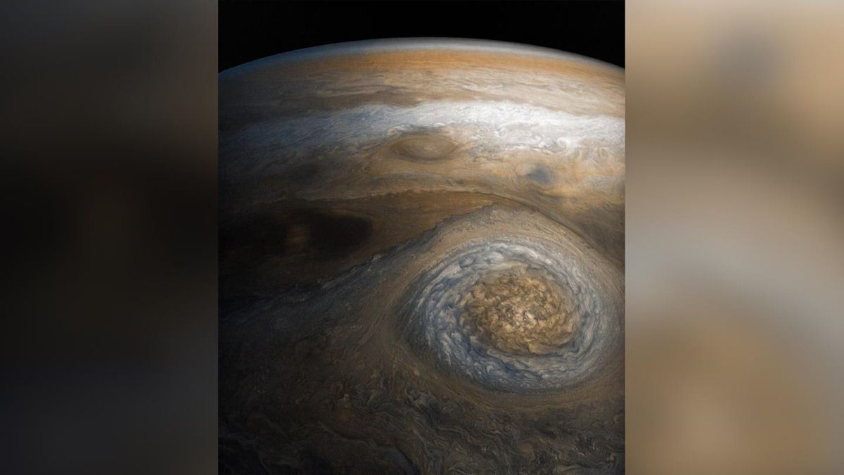З'явилося фото шторму на Юпітері. Діаметр шторму становить близько шести тисяч кілометрів.