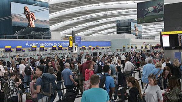 Авіакомпанії попереджають про великі черги в аеропортах ЄС. Авіаперевізники Ryanair, Easyjet та British Airways попереджають клієнтів про величезні черги в аеропортах Європи через запровадження посилених правил контролю на кордонах ЄС 