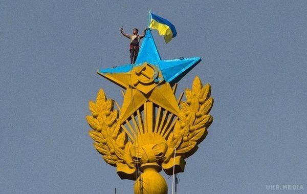 Загинув руфер, який розмалював зірку в Москві в кольори прапора України. 29-річний москвич Олексій Широкожухов загинув у горах Швейцарії, повідомив його батько.