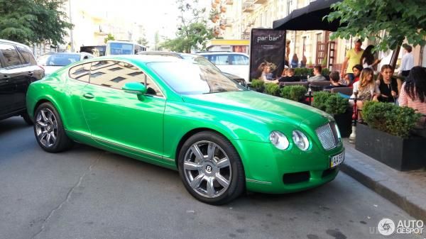В Україні з'явився незвичайний автомобіль Bentley. Днями в Києві 'спіймали' нетиповий Bentley яскраво-зеленого забарвлення.