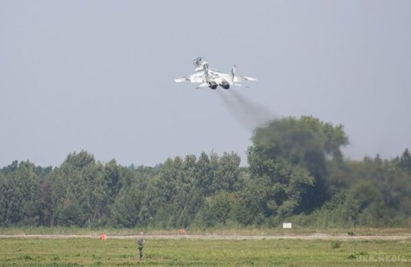 Президент  на літаку Міг-29 прибув на військовий аеродром у Вінницькій області(фото відео). Щоб привітати військових льотчиків з їх професійним святом