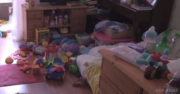 У Києві 3-річна дитина випала із вікна 16 поверху. Попередньо встановлено, що дитина прокинулася вранці, коли всі спали, підійшла до відчиненого вікна і оперлася руками на москітну сітку.