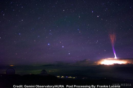 На Гаваях у вершину гори ударила блискавка з космосу. Відео. В вершину гори Мауна-Кеа на Гавайських островах блискавка вдарила практично з космосу.