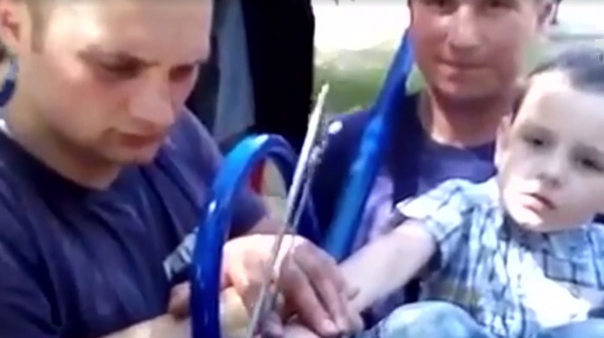 У Харкові рятувальники розпиляли гойдалку, щоб звільнити семирічного хлопчика (відео). Дитина застрягла пальцем в одному з елементів конструкції.