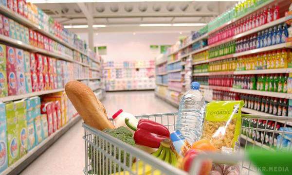 Експерти порівняли ціни на продукти в Україні і Європі. Найбільшу частку своєї середньої зарплати на продукти витрачають українці.