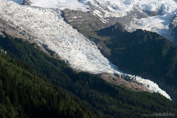 На льодовику у французьких Альпах відшукали моторошну знахідку. У Французьких Альпах знайдені заморожені частини тіл, які можуть належати жертвам авіакатастрофи, яка сталася понад 50 років тому.