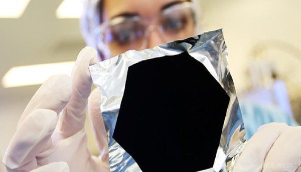 Науковці показали найчорніший матеріал в світі. З природних матеріалів найчорнішим є звичайне вугілля, яке поглинає до 96% видимого випромінювання світла. Але вчені пішли ще далі.
