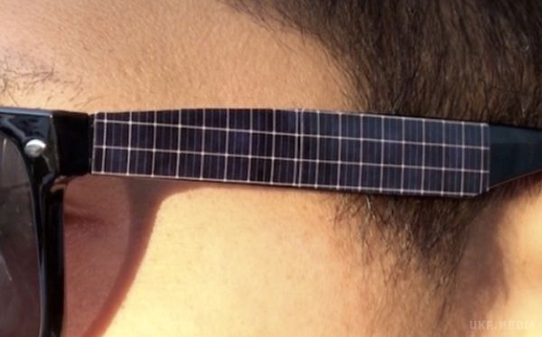 Створено окуляри з сонячними батареями, що використовуються як лінзи. Дослідники з німецького інституту Карлсруе створили окуляри, які генерують електрику за допомогою сонячних батарей, що використовуються як лінзи.