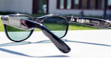 Створено окуляри з сонячними батареями, що використовуються як лінзи. Дослідники з німецького інституту Карлсруе створили окуляри, які генерують електрику за допомогою сонячних батарей, що використовуються як лінзи.