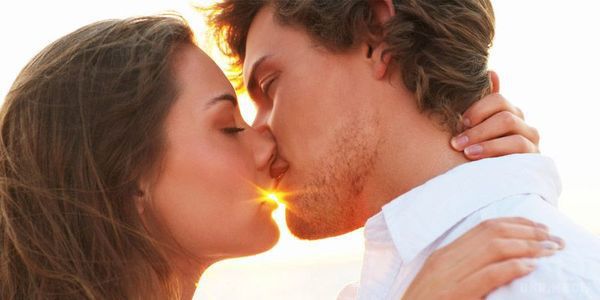 Вчені розповіли, чому люди закривають очі при поцілунку. Вчені з Національного Інституту Освіти розповіли, навіщо люди закривають очі, коли цілуються.