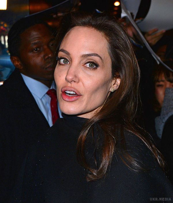 Анджеліна Джолі звинуватила журнал Vanity Fair в брехні. Але видання довело, що саме вона бреше. Вперше за довгий час Анджеліна Джолі зважилася на велике чесне інтерв'ю для журналу Vanity Fair.