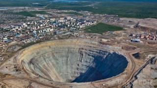 Вісім гірників заблоковані на алмазній шахті "Світ" в Якутії. До рятувальної операції на підтопленому руднику "Світ" в Якутії, де заблокованими під землею опинилися вісім осіб, підключилися промислові альпіністи.