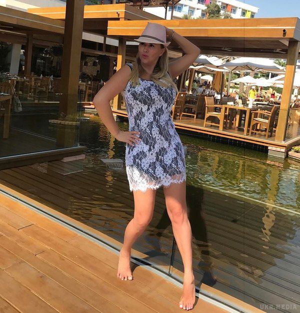 Розкішний бюст Анни Семенович збентежив її шанувальників. Щодня в своєму Instagram співачка публікує яскраві фотографії з подорожі, але не розповідає, де саме проводить канікули.