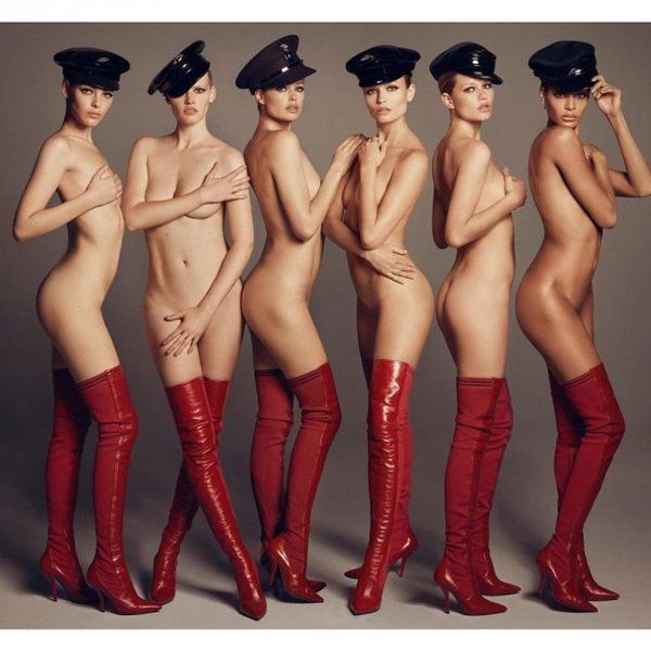 Сексапільні топ-моделі оголилися для Vogue. Красуні позують в чорних кашкетах і червоних ботфортах на голе тіло.